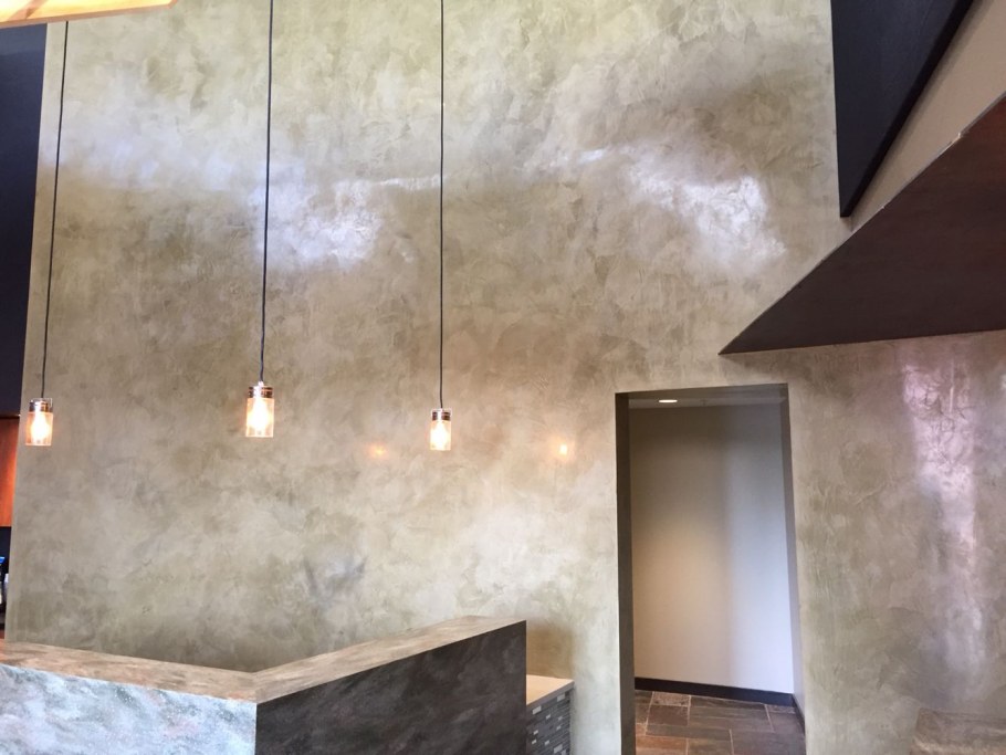 Декоративная штукатурка на лестничном марше