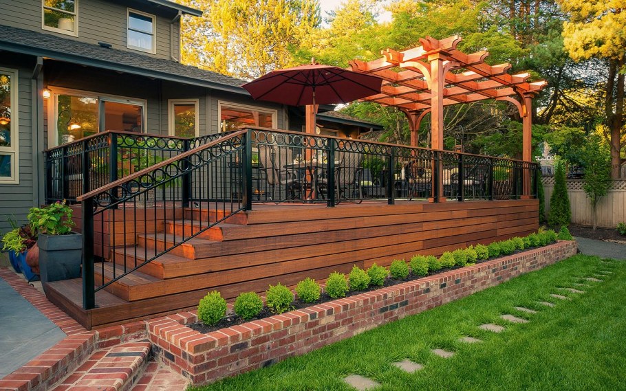 Терраса перед домом деревянная