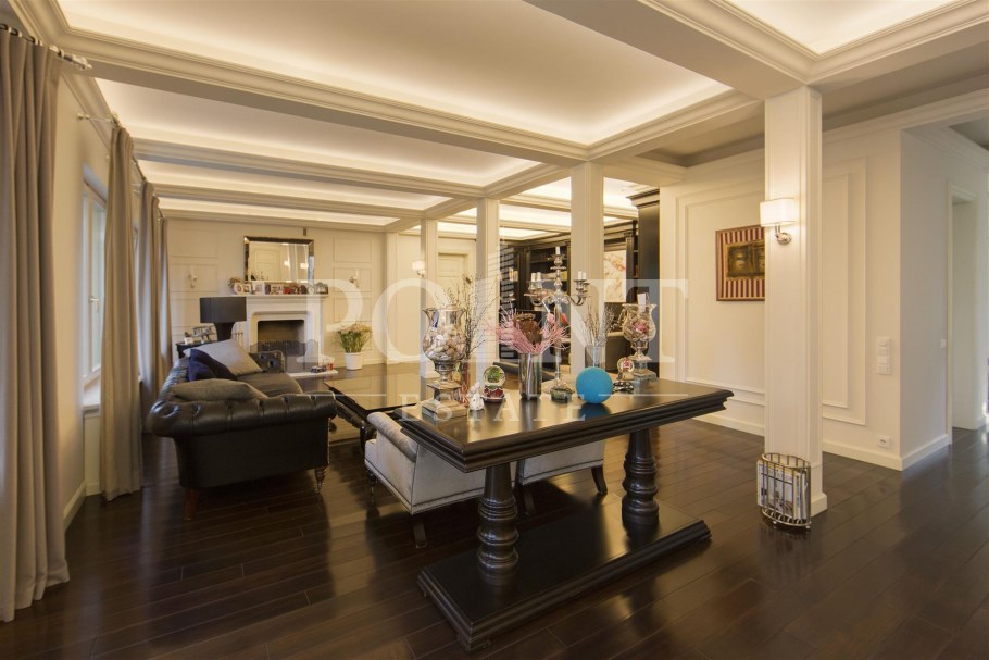 Классический интерьер в деревянном доме