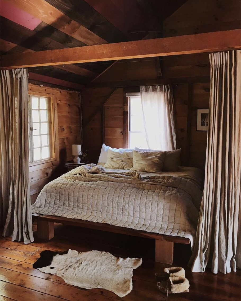 Кровать в деревенском доме