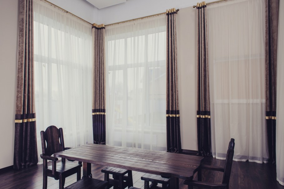 Окно с батареей и римскими шторами