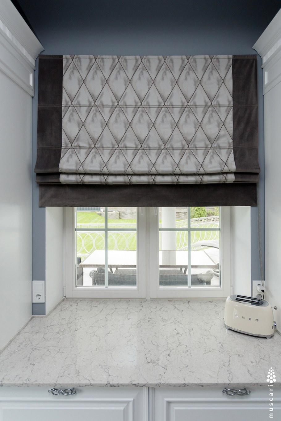 Полосатые римские шторы для кухни