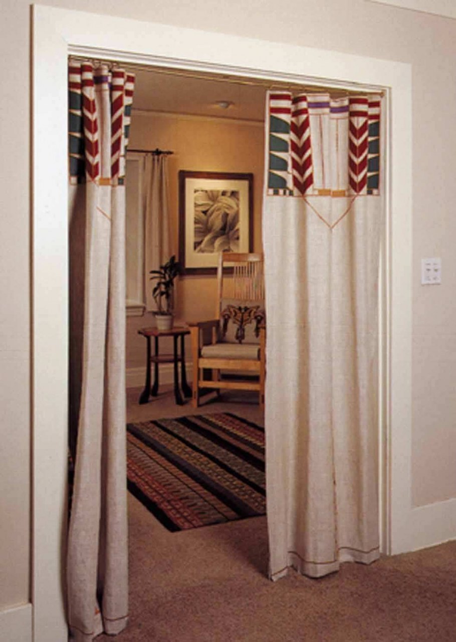 Занавески на дверной проем