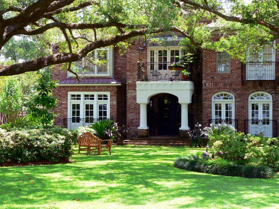 Газон в саду