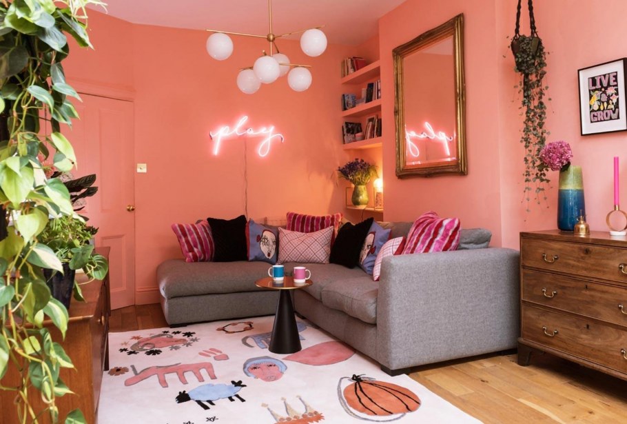 Персиковые стены в интерьере гостиной