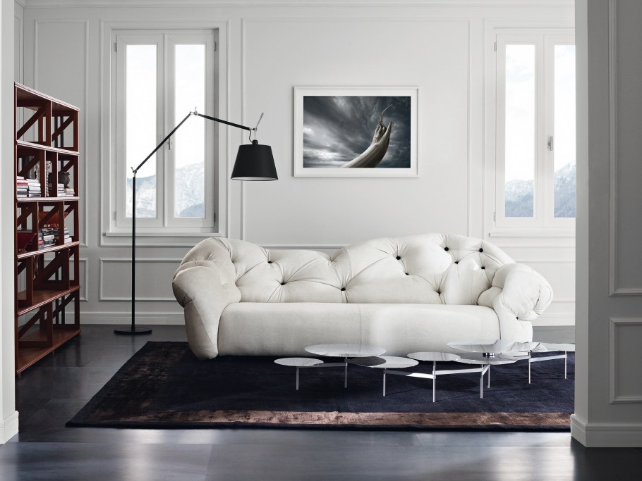 Необычный белый диван