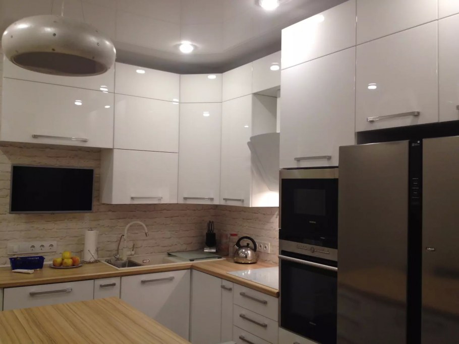 Угловые кухни в светлых тонах глянцевые