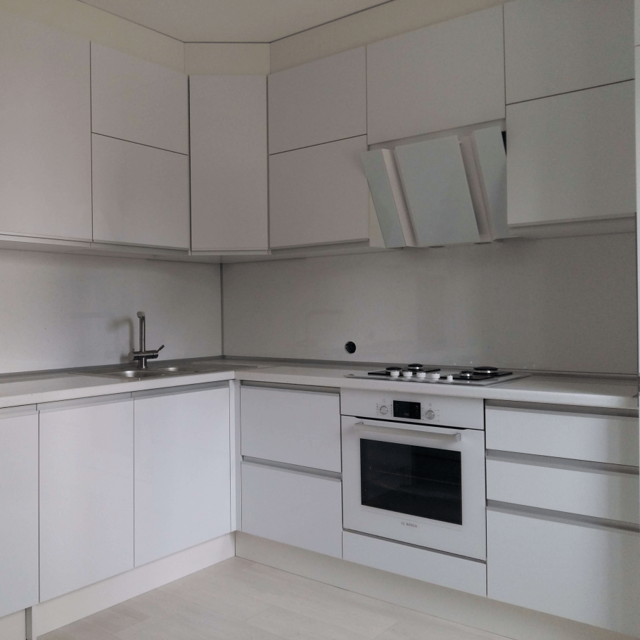 Кухня угловая белая матовая