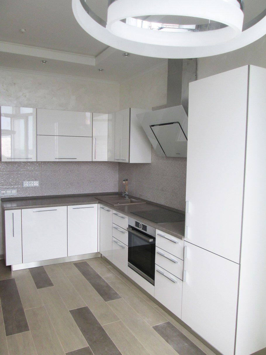 Белая глянцевая пластиковая кухня