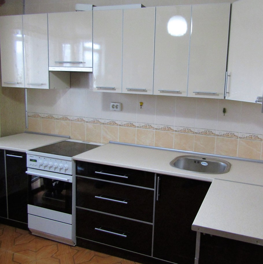 Белая кухня в алюминиевой рамке