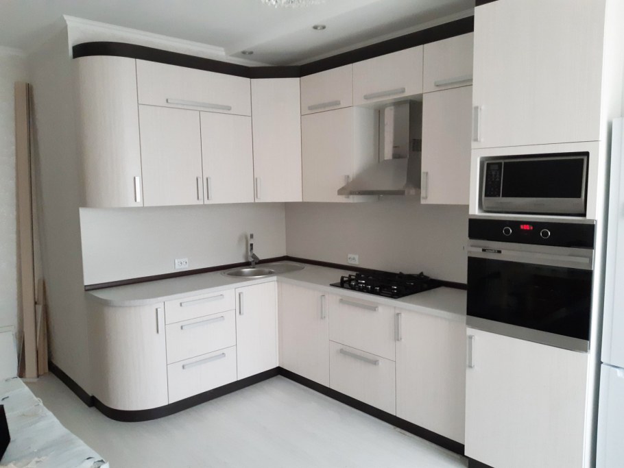 Угловая кухня с радиусными фасадами