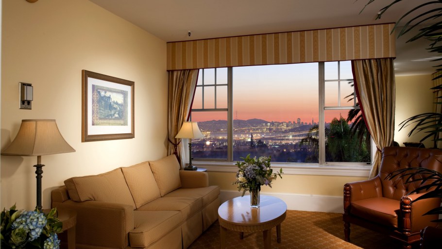 Фотообои на стену в интерьере гостиной