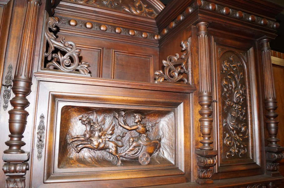 Резная мебель на Рижской