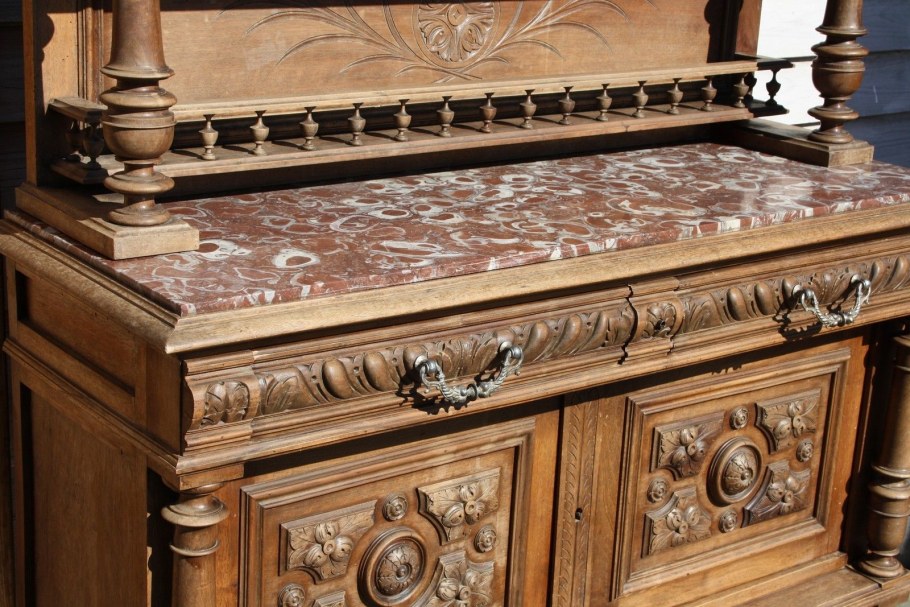 Старинная мебель из дерева