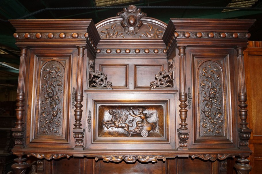 Румынская стенка Ренессанс из дуба резная