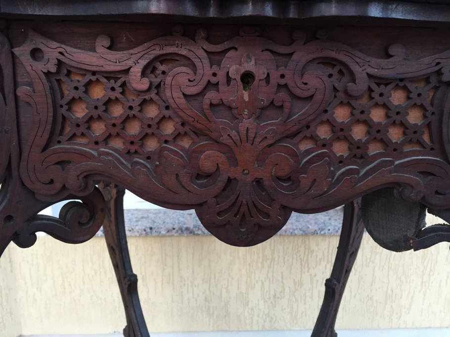 Антикварная резная мебель с горгульями