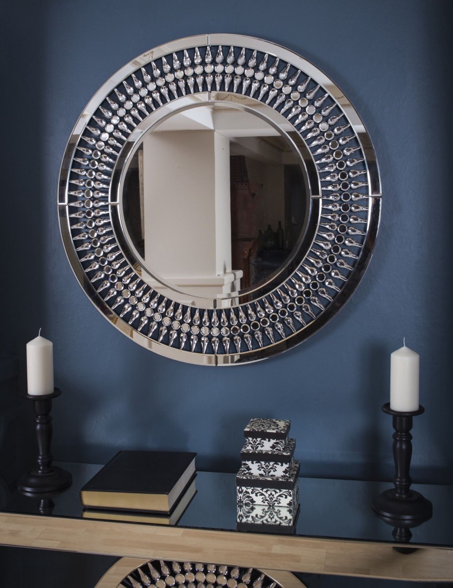 Красивое круглое зеркало