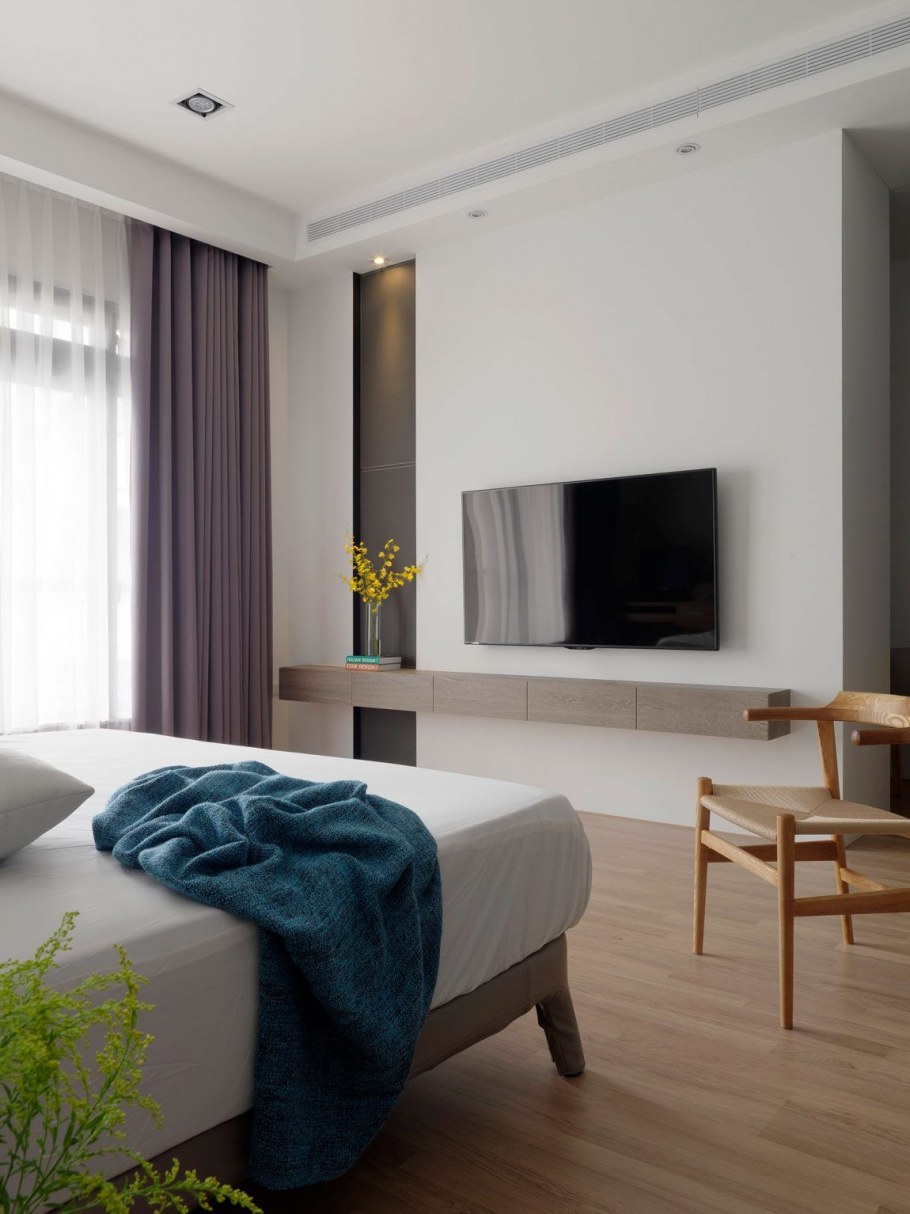 Кровать напротив окна в спальне