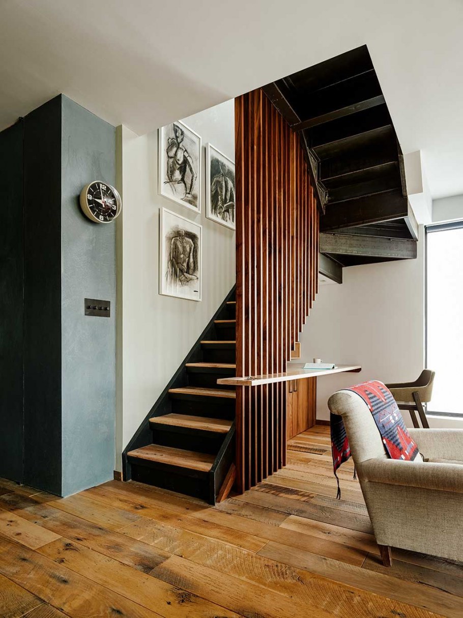 Интерьер с лестницей на второй этаж