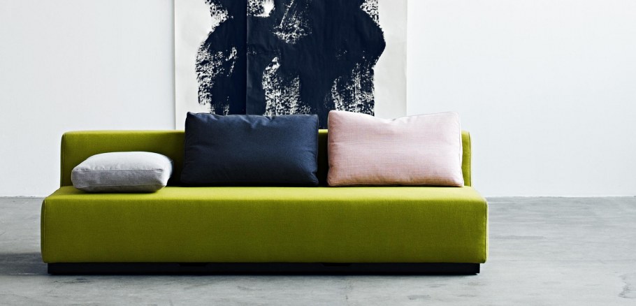 Фотообои с диванными подушками в интерьере