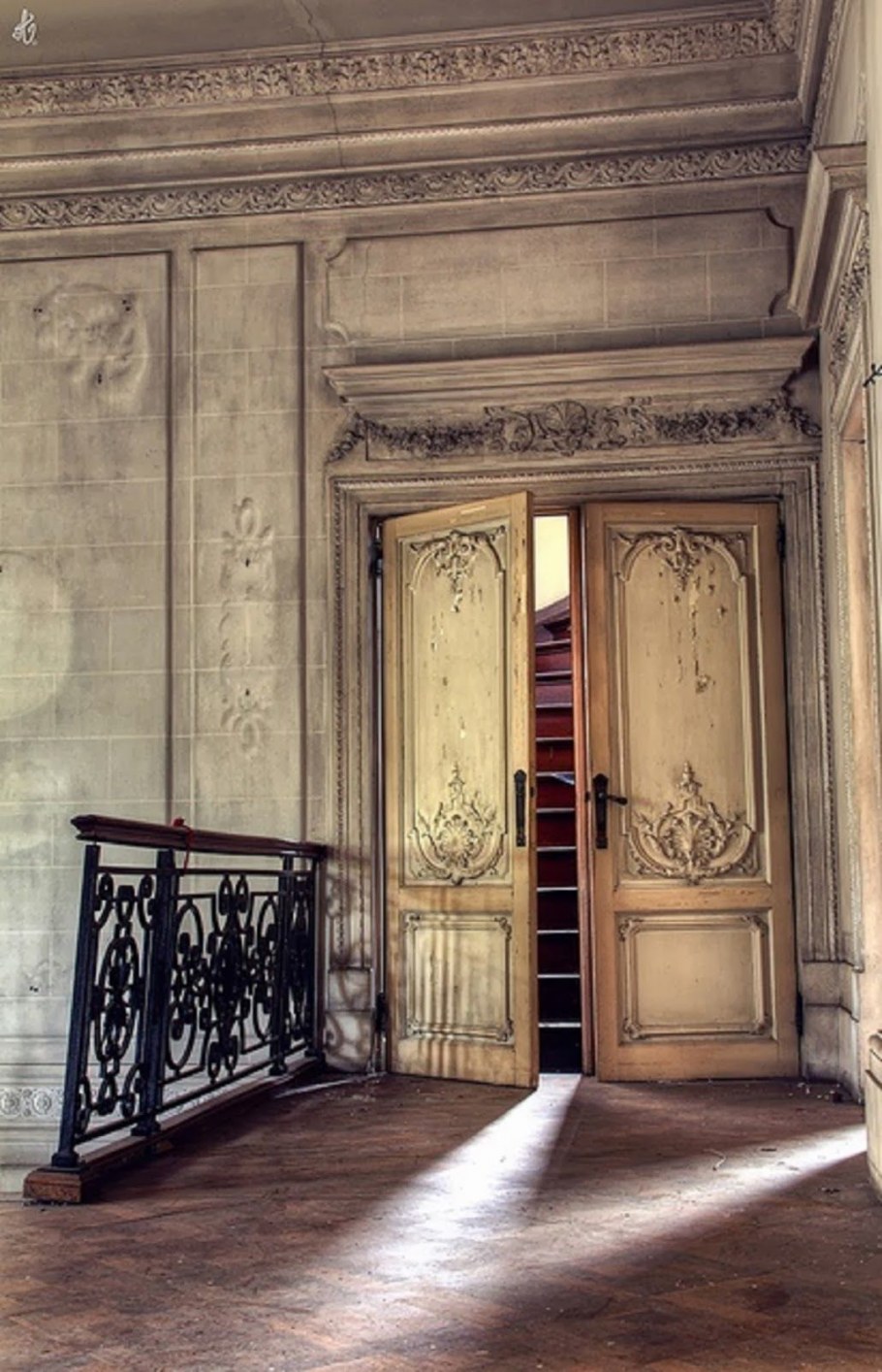 Дверь в поместье