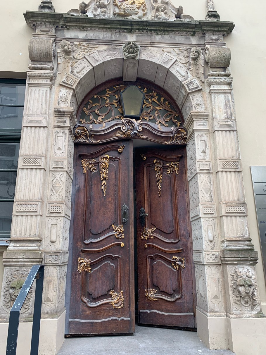 Открытые старинные двери