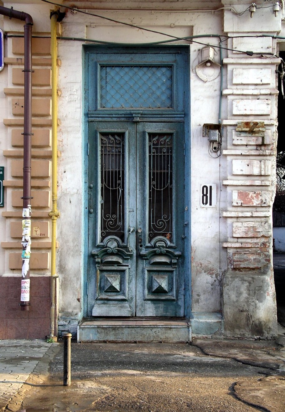 Большая и маленькая дверь