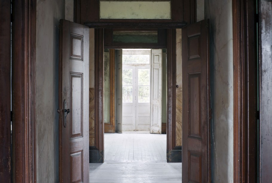 Открытая деревянная дверь