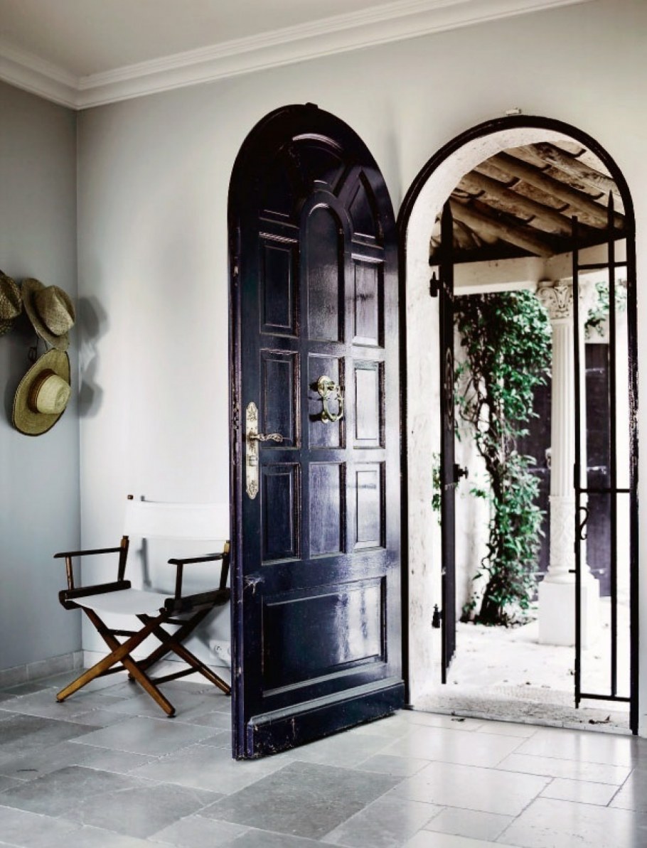 Приоткрытая страшная дверь