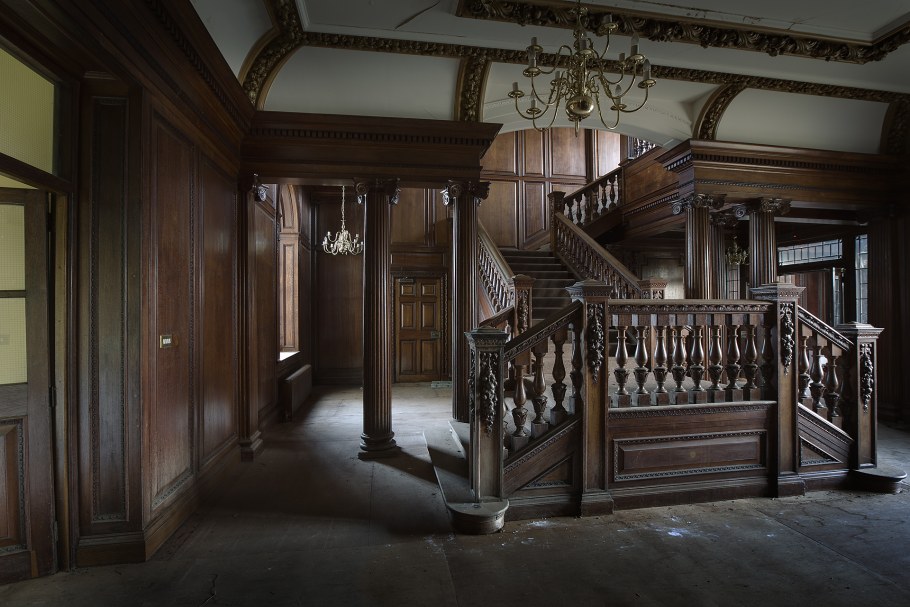 Большие двери древних зданий