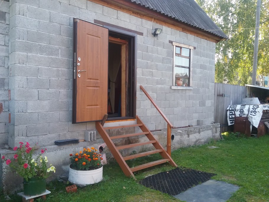 Веранда с крыльцом к деревянному дому