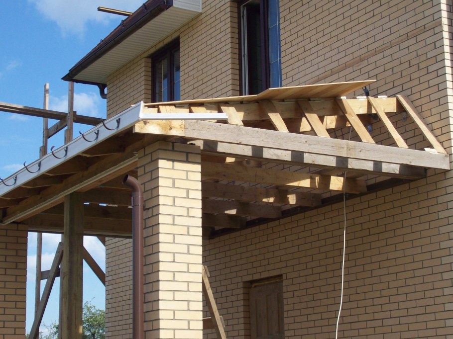 Односкатная крыша над крыльцом