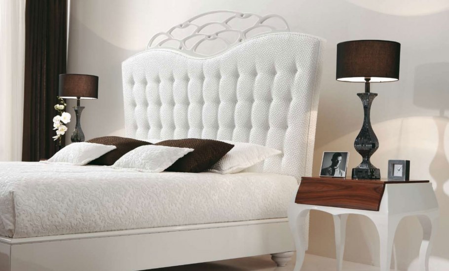 Белая кровать с мягким изголовьем