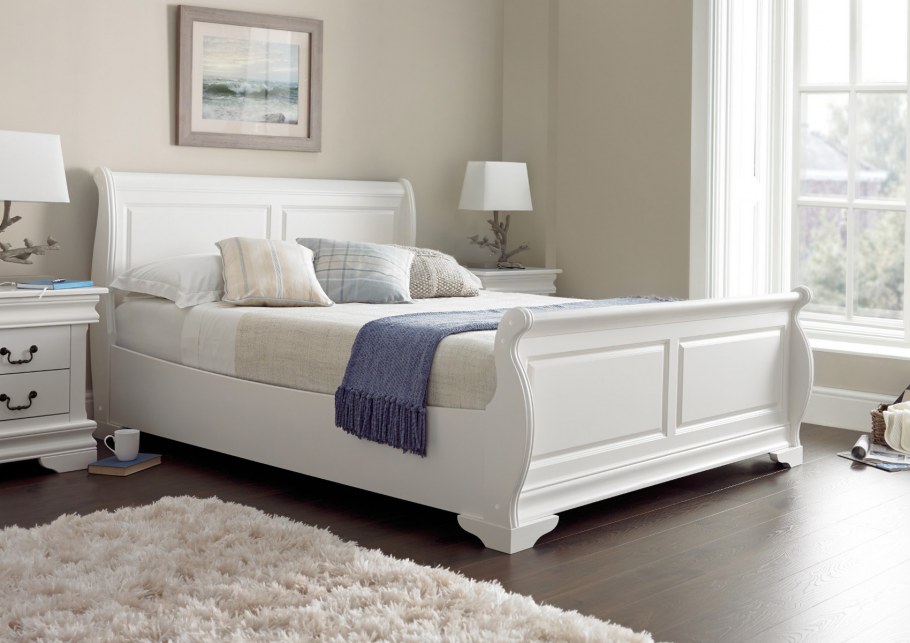 Белая кровать из дерева