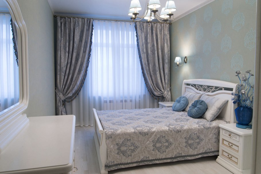 Занавески в спальню с балконом