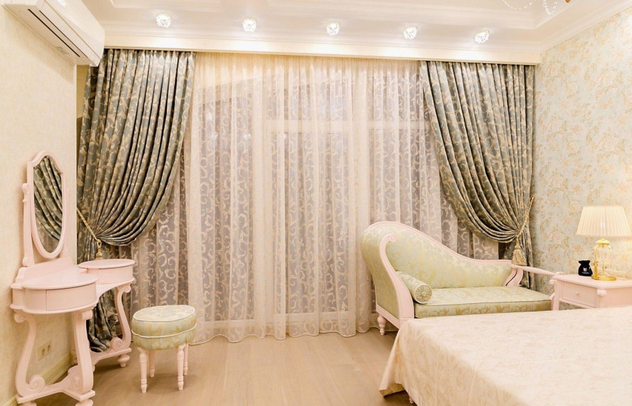 Шторы для гостиной с балконом