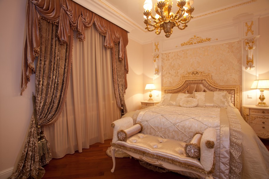 Портьеры в спальню в классическом стиле