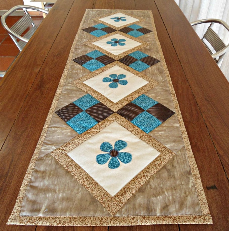 Узорная подстилка из ткани для сервировки стола