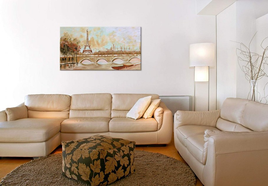 Круглая картина в интерьере гостиной