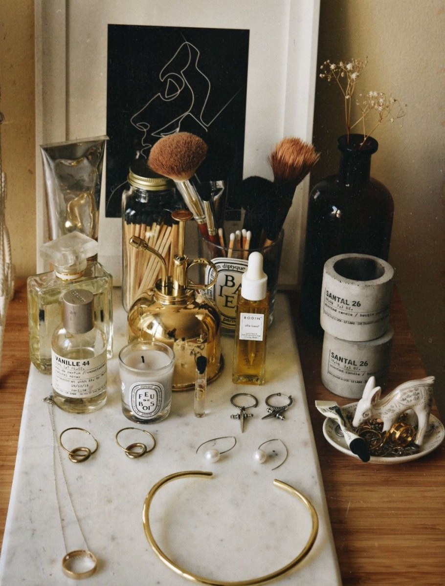 Стеклянный поднос на туалетном столике