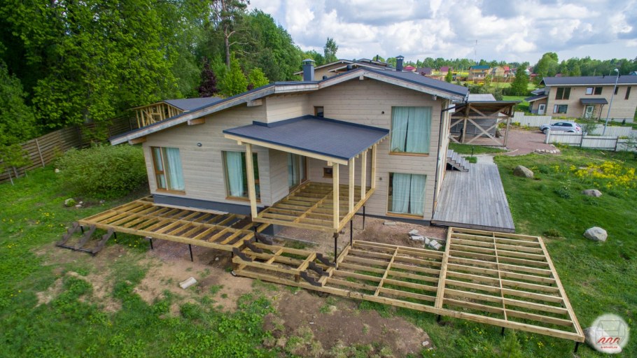 Дачный дом на склоне с верандой