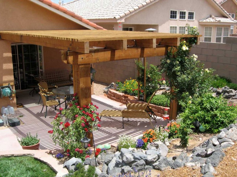 Красивый двор с навесом для отдыха