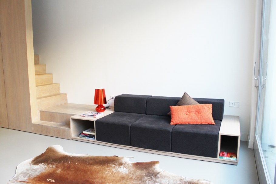 Лестница перетекающая в диван