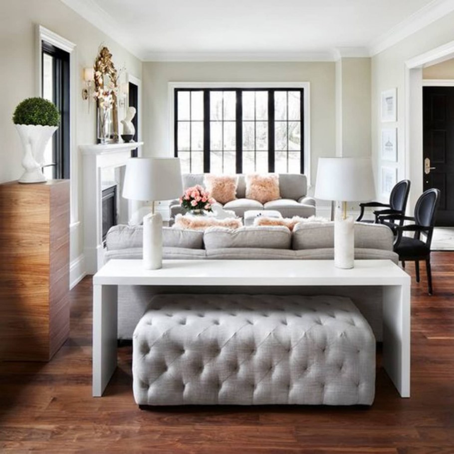 Стол за диваном в интерьере