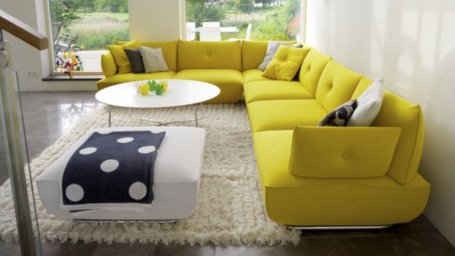 Желтая мягкая мебель в интерьере