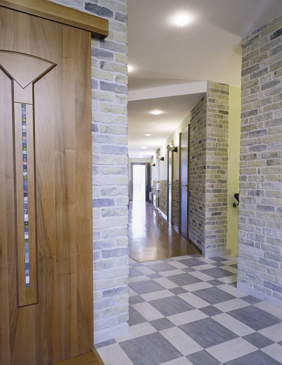 Керамогранит в коридоре на стене