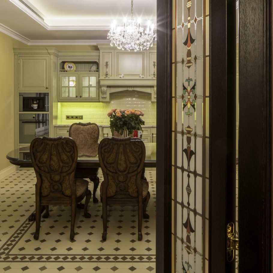 Дизайн кухни-гостиной с витражной стеной в английском стиле