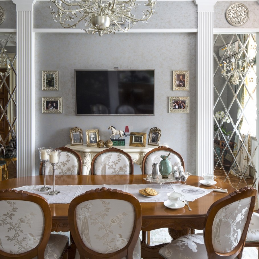 Столовая с зеркалом в классическом стиле