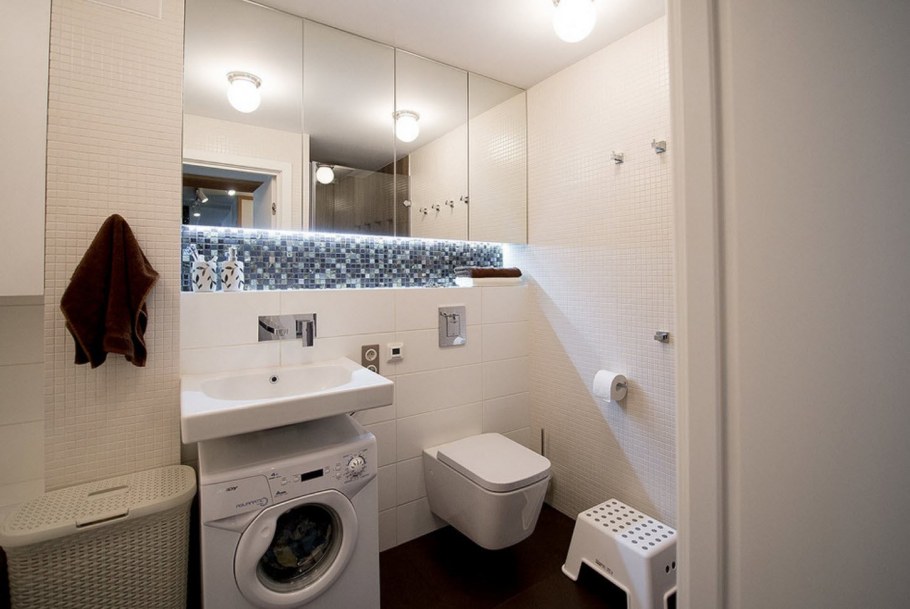 Ванная комната с туалетом и раковиной