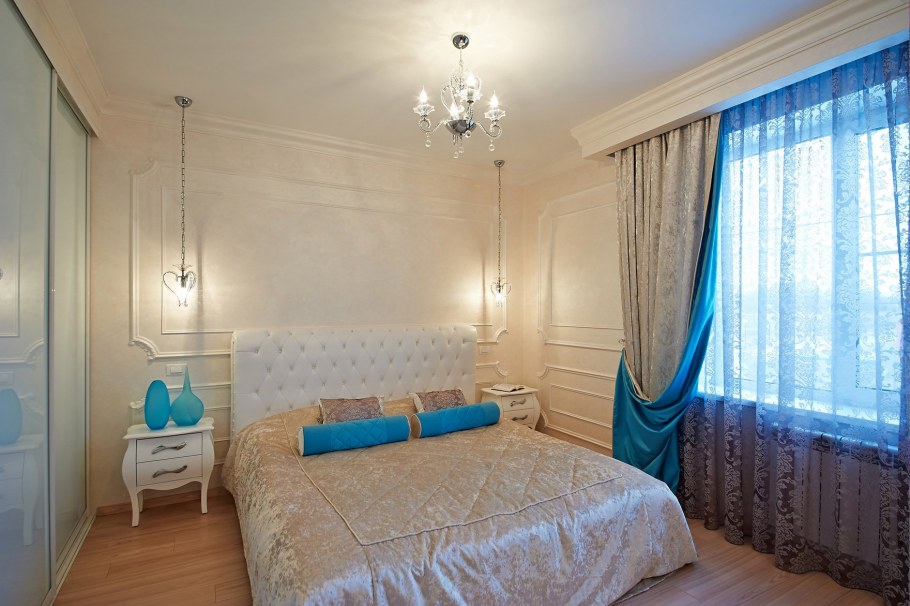 Синий потолок в интерьере спальни